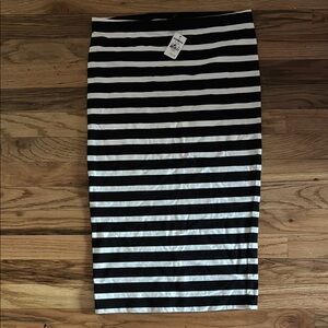 Chic Black and White Striped Skirt